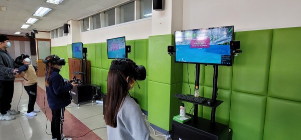 안산석수초등학교에서 VR체험존을 통한 VR생존수영 교육 진행