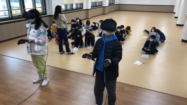 용인토월초등학교에서 VR체험존을 통한 VR생존수영 교육 진행